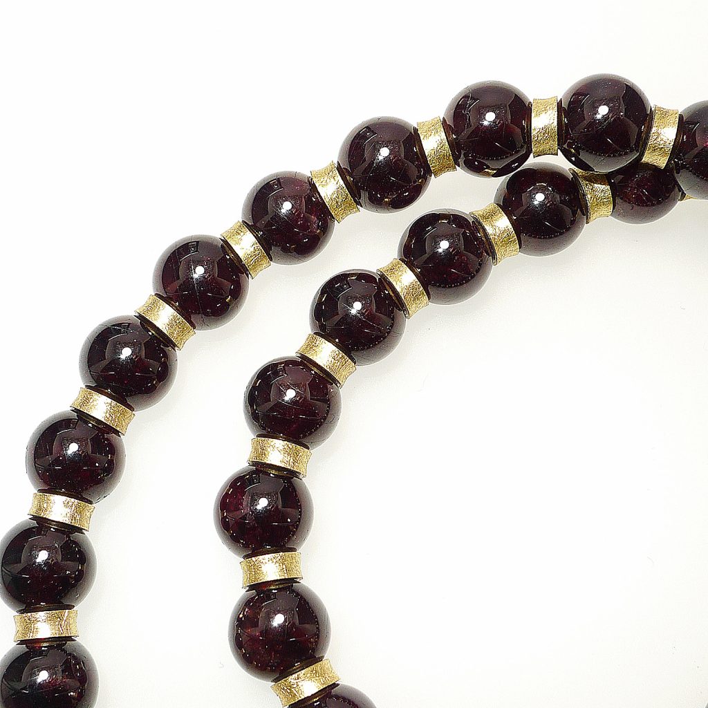Halskette, Granatkugeln, Zwischenelemente Gelbgold 750