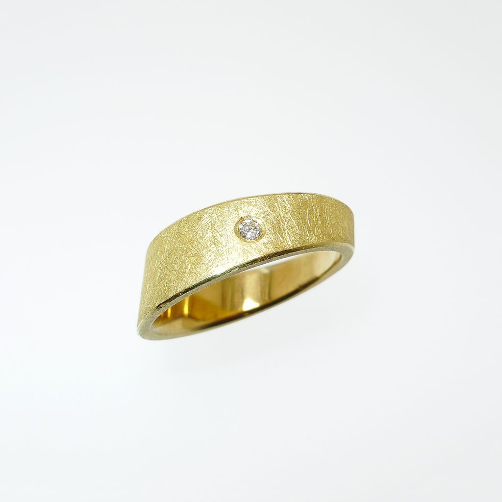 Ring asymmetrisch im Verlauf, Gelbgold 750, Brilliant Tw-Si