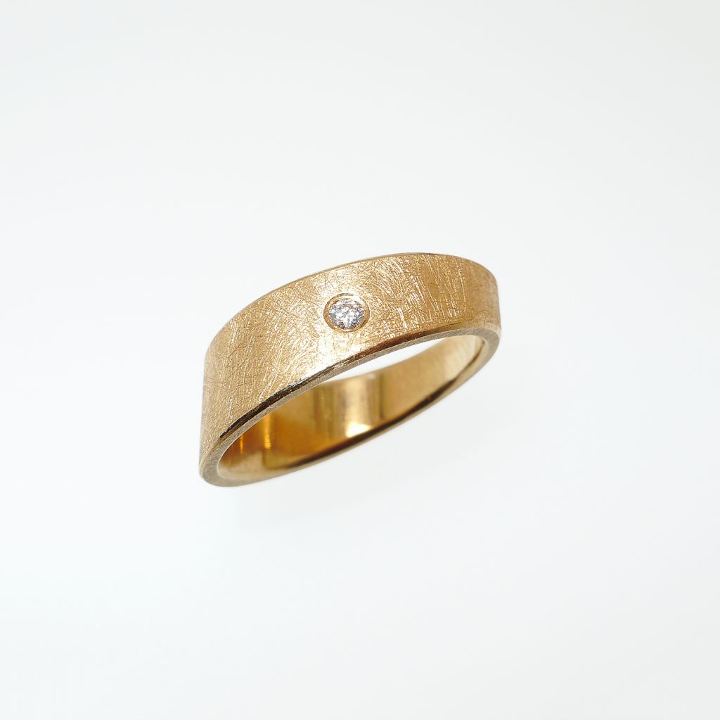 Ring asymmetrisch im Verlauf, Rotgold 750, Brilliant Tw-Si